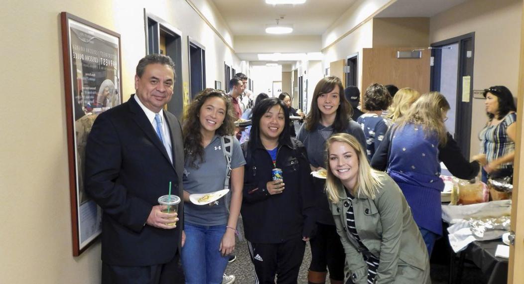 students with the district attorney of El Salvador